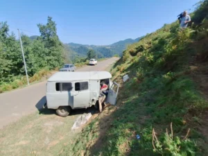 Lerikdə avtomobil dağa çırpılıb: Xəsarət alanlar var