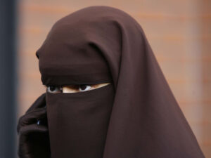 Özbəkistanda kişi niqab taxdığına görə milyonlarla dollar cərimələnib
