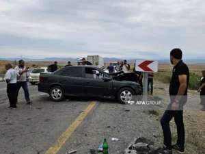 Şəkidə minik avtomobili yük maşınına çırpılıb