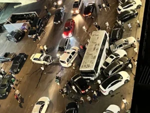 Bakıda avtobus 19-dan çox maşına çırpıldı