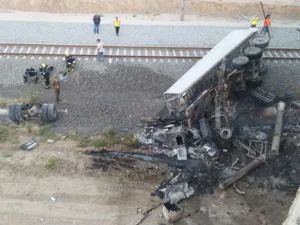 Siyəzəndə yük maşını aşdı, 2 nəfər yanaraq öldü