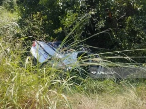 Ağdaşda piyadanı vuran avtomobil su kanalına aşdı