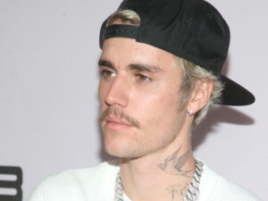 Castin Biber şalvarını ombasına qədər aşağı çəkərək ictimaiyyətə çıxıb