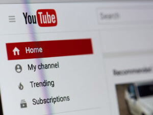 Ruslar YouTube-un işindən şikayətləniblər