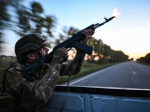 Britaniya Zelenski ilə ABŞ arasında münasibətlərin Kursk bölgəsinə görə pisləşəcəyini proqnozlaşdırıb