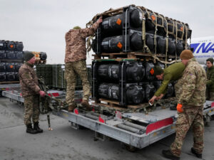 Bloomberg: 2025-ci ildə Kiyevə silah tədarükünün təhlükə altındadır