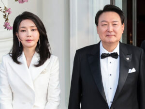 Cənubi Koreya prezidenti həyat yoldaşının qalmaqalı barədə “ciddi düşünməyə” çağırıb