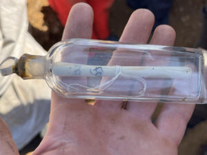 Arxeoloqlar arxeoloqun keçmişdən qoyub getdiyi şüşə içərisində 200 illik mesaj tapıblar