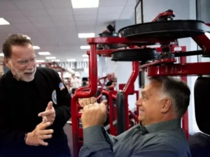 Macarıstanın baş naziri Hollivud əfsanəsi ilə görüşüb