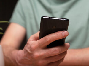 Livanda baş verən partlayış zamanı telefon moskvalının əlində partlayıb