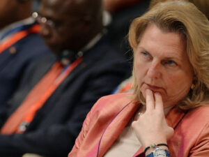 Avstriya Xarici İşlər Nazirliyinin keçmiş rəhbəri İsrailin müharibə istəyinə diqqət çəkib