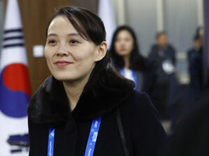 Kim Çen Inın bacısı Cənubi Koreya və Ukraynanı tərbiyəsiz itlərlə müqayisə edib