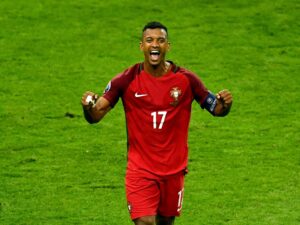 Portuqaliya millisinin futbolçusu azarkeşin köynəyini oğurlayaraq videoya düşüb