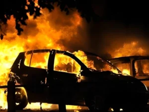 Bakıda avtomobil yanıb