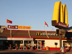 McDonald’s İngiltərədə işləmək üçün qul tədarükü üçün Çex mafiyasına illərlə pul ödəyib