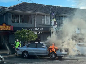 Bir kişi yanan avtomobili idarə edərkən mağazaya pivə içməyə gəlib