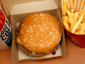 McDonald’s səhmləri ardıcıl zəhərlənmələrdən sonra düşüb