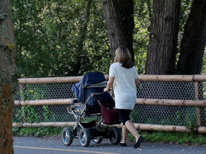 İngiltərədə doğum səviyyəsi İkinci Dünya Müharibəsinin başlamasından bəri ən aşağı səviyyəyə düşüb