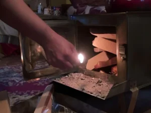 Ata odun sobasına benzin atdı, iki yaşlı oğlu yanıb öldü