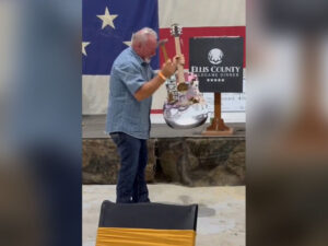 Kişi Taylor Swift-in imzalı gitarasını çəkiclə sındırmaq üçün 4000 dollara alıb