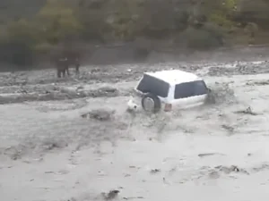 Azərbaycanda müəllimləri daşıyan maşını sel apardı
