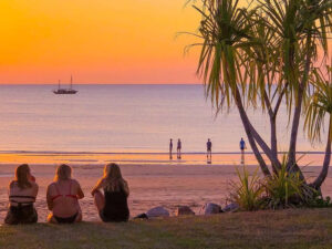 Avstraliyada bir şəhər çimərliyi naməlum qara toplara görə bağlanıb