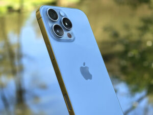 Apple iPhone əvəzinə notepad alan müştəriyə pulu qaytarmaqdan imtina edib