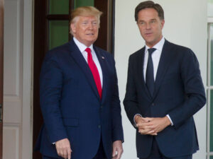 NATO-nun baş katibi Trampı Rusiyaya güzəştə getməməyə inandırmaq istəyir