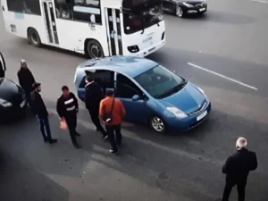 Tanımadığı şəxs ona etibarnamə verdi, sonda sürücülük hüququ məhdudlaşdırıldı