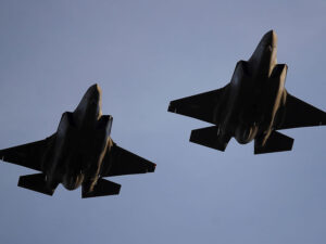 ABŞ qırıcı təyyarələrin istehsalı ilə bağlı qərarla bağlı həyəcan təbili çalıb