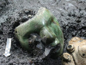 Sosial şəbəkə istifadəçiləri Meksikada qazıntılarda tapılan maska ​​ilə təəccübləniblər