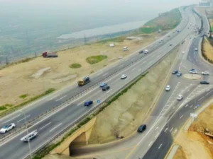 Bakıda daha bir küçədən Dairəvi yola çıxışda genişləndirmə işləri aparılıb