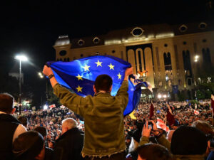 Gürcüstan parlamentinin binası yaxınlığında Daxili İşlər Nazirliyinin xüsusi texnikası yerləşdirilib