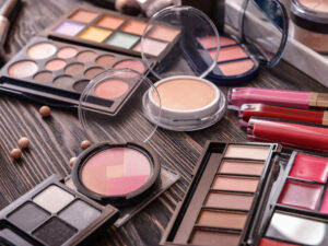 Həkim saxlama müddəti ötmüş hansı kosmetikanın kimyəvi yanıqlara səbəb ola biləcəyini izah etdi