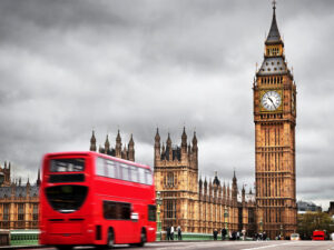 Milad günü Londonda avtomobil izdihamın üzərinə sürüb