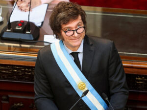 Miley mərkəzçiliyi və mötədilliyi axmaqlıq adlandırdı