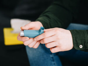 Həkim astma simptomlarını aradan qaldırmağın təhlükələri barədə xəbərdarlıq edib