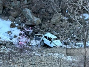 Kəlbəcərdə avtomobil dərəyə aşıb