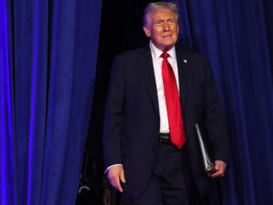 Tramp Ukraynaya milyonlarla dollarlıq yardımı nəzərdə tutan müdafiə büdcəsini imzalayacaq Tramp Ukraynaya milyonlarla dollarlıq yardımı nəzərdə tutan müdafiə büdcəsini imzalayacaq