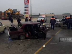 Biləsuvarda yasa və toya gedən avtomobillər toqquşdu