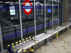 İngiltərədə bir sərnişin əli qatarın qapısına ilişib və onun arxasınca bir neçə metr qaçıb