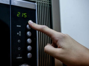 Alimlər mikrodalğalı sobalarda hansı mikrobların yaşadığını açıqlayıblar