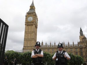 Londonda iki yeniyetmə qız silsilə antisemit hücumlarına görə məhkum edilib