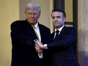 Polşanın baş naziri Makronun əl sıxma problemindən danışıb