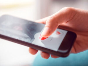 Psixoloq tanışlıq saytlarında zorakılığı necə müəyyənləşdirəcəyini izah etdi