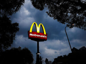 Yaponiyada naməlum şəxs McDonald’s restoranında məktəblilərə hücum edib