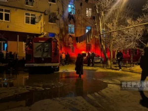Sumqayıtda yaşayış binasında yanğın söndürülüb