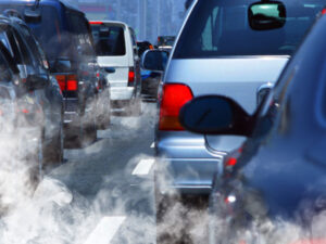 Yunanıstanda soyuqdan elektriklə işləyən avtomobillər yolda dayanıb