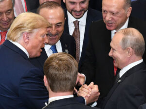 Politoloq Tramp və Putinin Ukraynanın NATO-ya üzvlüyünü dayandırmağa razılaşacağını proqnozlaşdırıb