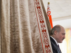 Lukaşenko müxalifətin hamının əleyhinə səs verməyə çağırışlarını şərh edir